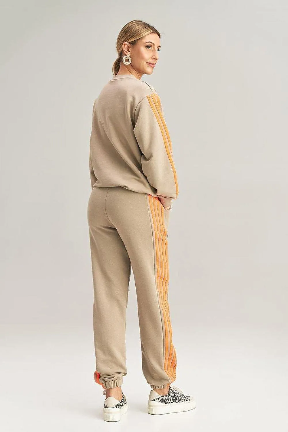 Cozy Striped Tracksuit Set with Coordinating Sweatshirt and Pants